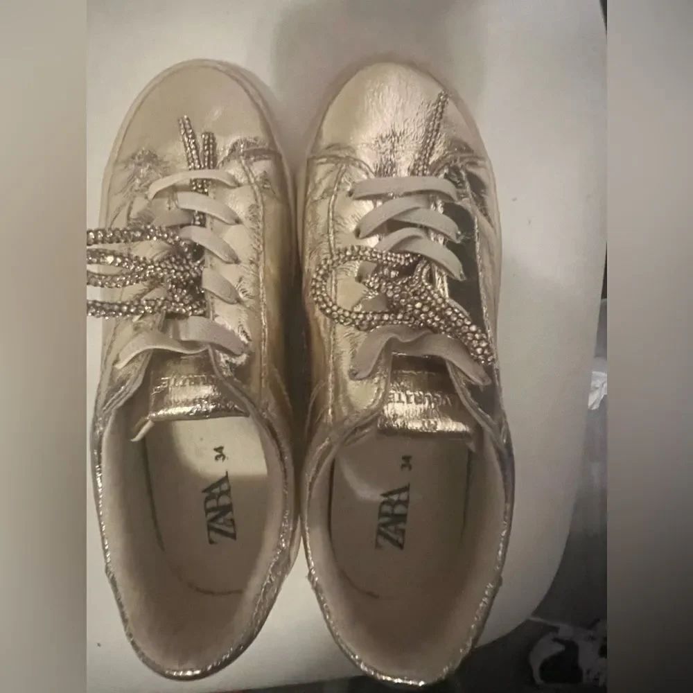 ZARA Shoes Youth 3.5 Lace Up Low Top Metallic Bow Sneakers Gold Faux Leather